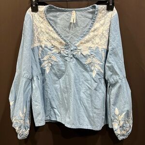 ROPER WOMEN'S DENIM LACE EMBROIDERED FLORAL PEASANT TOP. SIZE SMALL